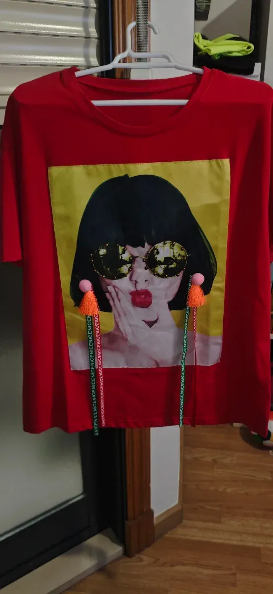 Camiseta con estampado de chica y flecos