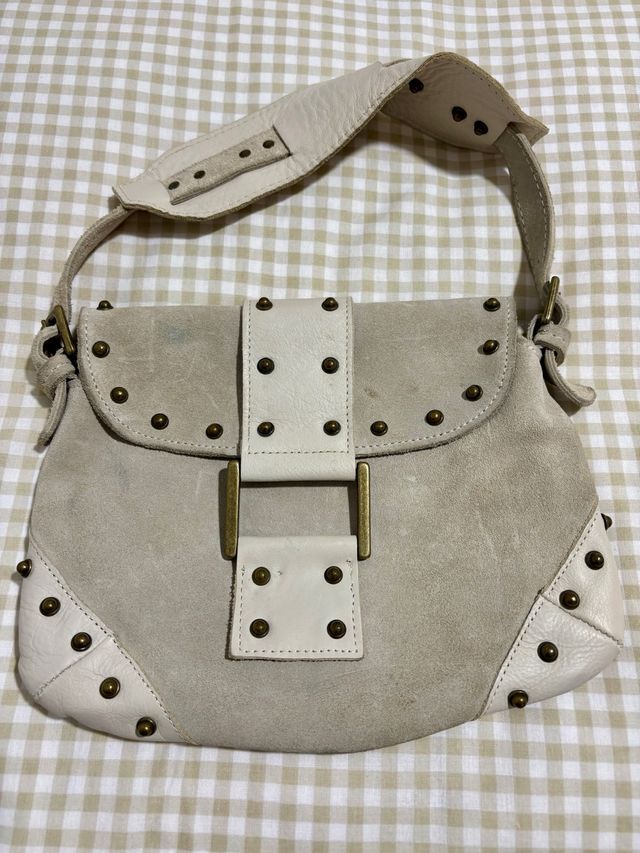 Bolso beige ante tachuelas