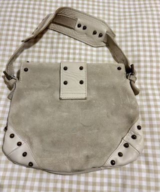 Bolso beige ante tachuelas