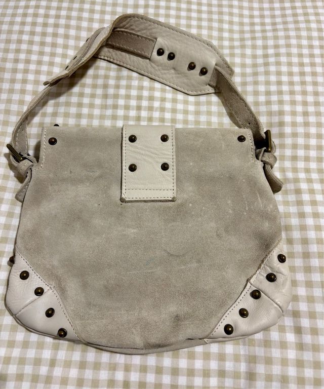 Bolso beige ante tachuelas