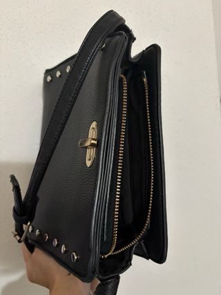 Bolso Negro Stradivarius con Tachuelas