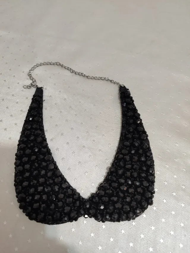 Collar de cuello con pedrería negra