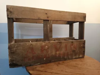 Antica cassa di legno per vini