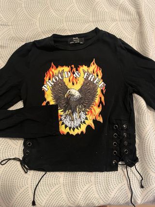 Camiseta negra estampada