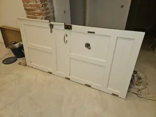 Puerta madera clásica antigua