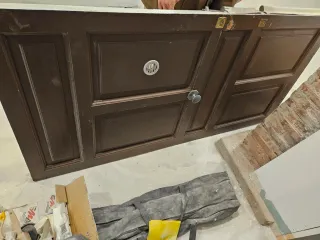 Puerta madera clásica antigua