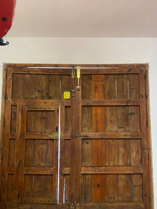 Portón de madera rústico antiguo