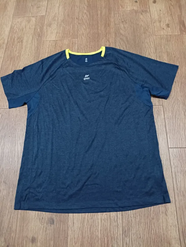 Camiseta deportiva azul con cuello amarillo