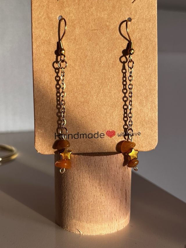Pendientes artesanales dorados con minerales