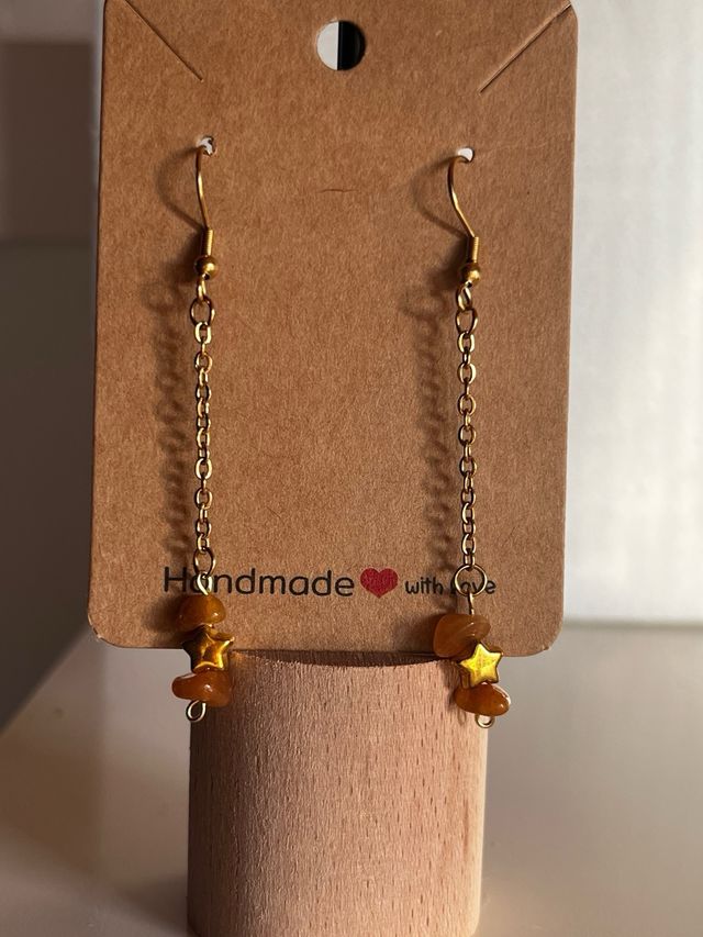 Pendientes artesanales dorados con minerales