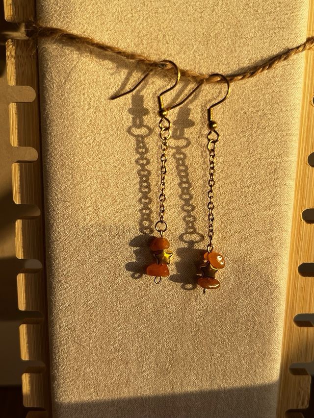 Pendientes artesanales dorados con minerales