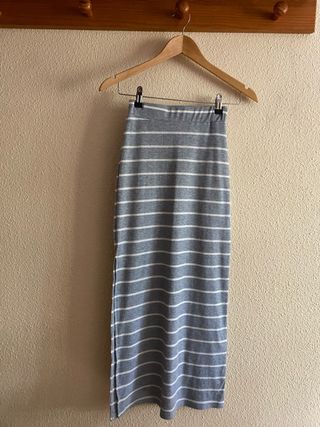 Falda larga de rayas grises y blancas