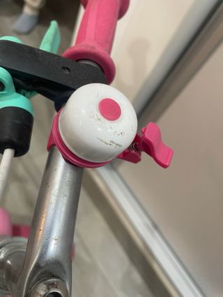 Bicicleta infantil rosa con ruedines