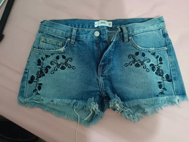 Shorts vaqueros Mango con flores bordadas