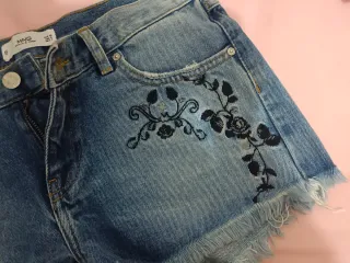 Shorts vaqueros Mango con flores bordadas