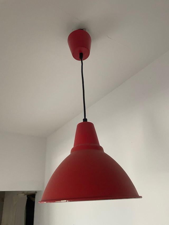 Lámpara de techo roja y blanca