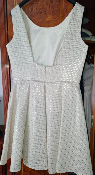 Vestido corto plateado y blanco