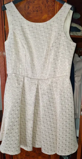 Vestido corto plateado y blanco