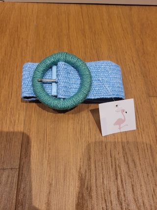 Cinturón azul con hebilla verde