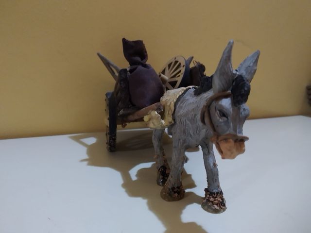 Burro con carro de madera