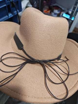 Sombrero estilo cowboy beige y negro