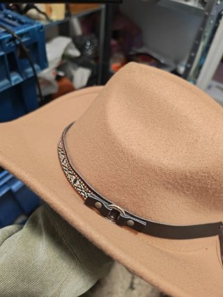 Sombrero estilo cowboy beige y negro