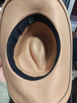 Sombrero estilo cowboy beige y negro