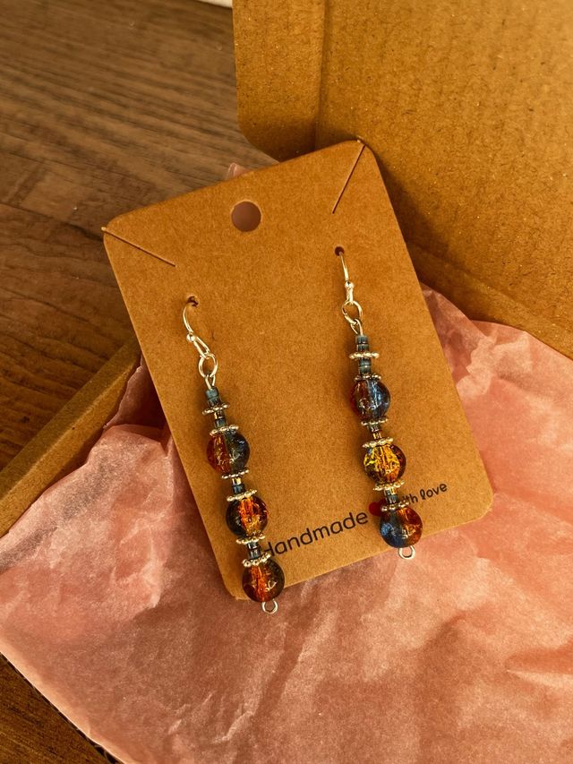 Pendientes artesanales en tonos azules y naranjas