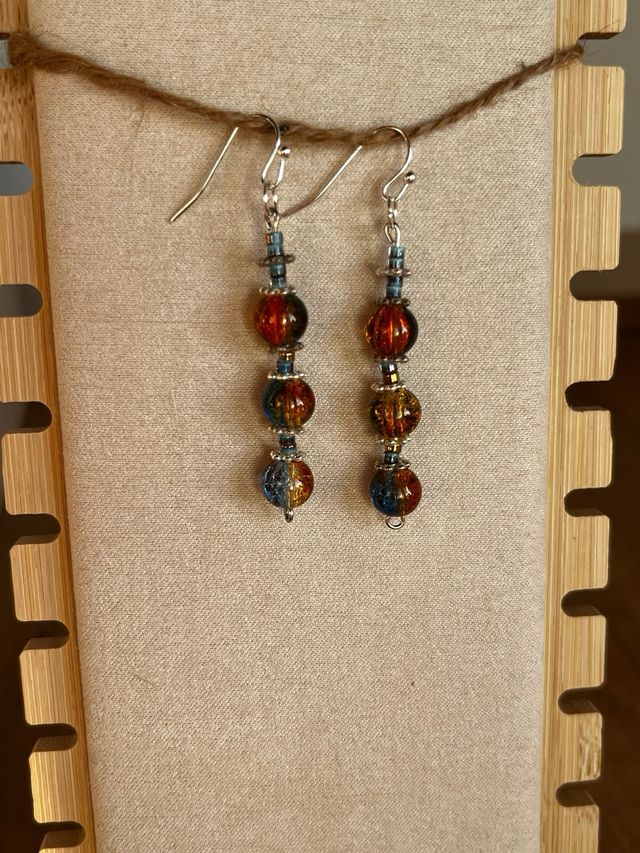 Pendientes artesanales en tonos azules y naranjas