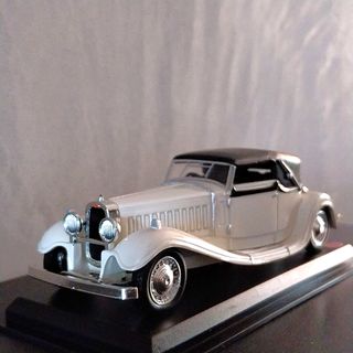 Elegante coche Bugatti a escala vintage