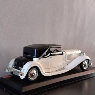 Elegante coche Bugatti a escala vintage