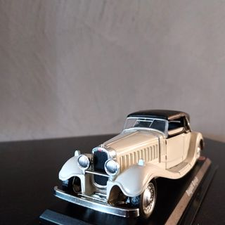 Elegante coche Bugatti a escala vintage