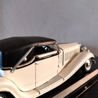 Elegante coche Bugatti a escala vintage