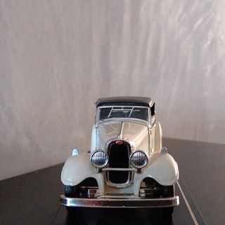 Elegante coche Bugatti a escala vintage