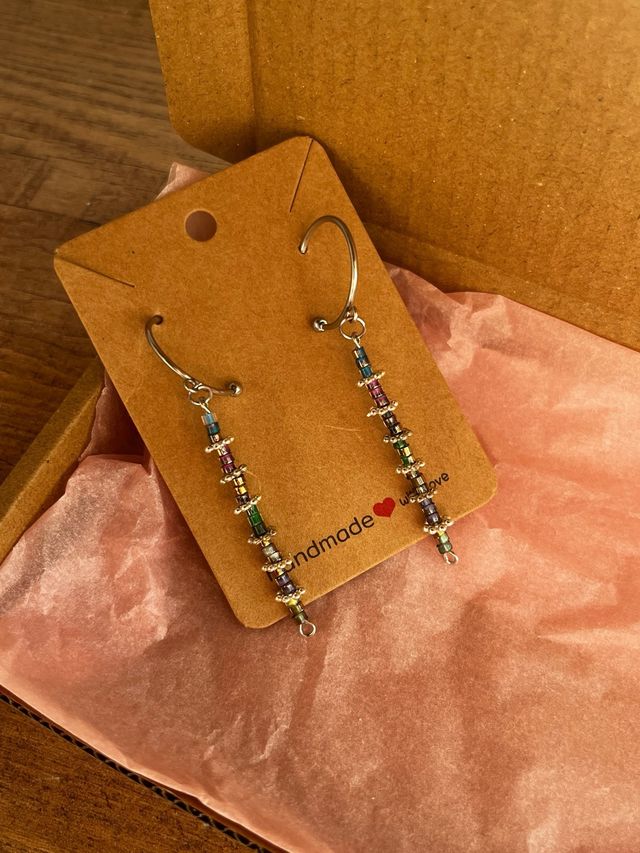 Pendientes artesanales con argolla, tono arcoiris