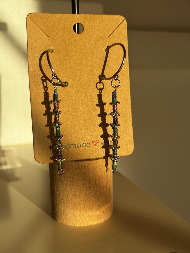 Pendientes artesanales con argolla, tono arcoiris