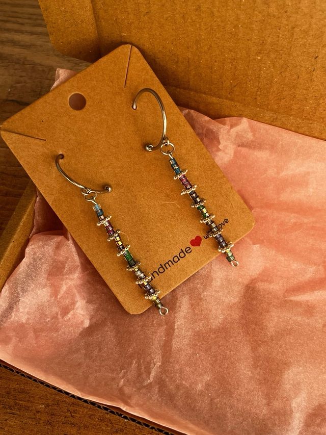 Pendientes artesanales con argolla, tono arcoiris