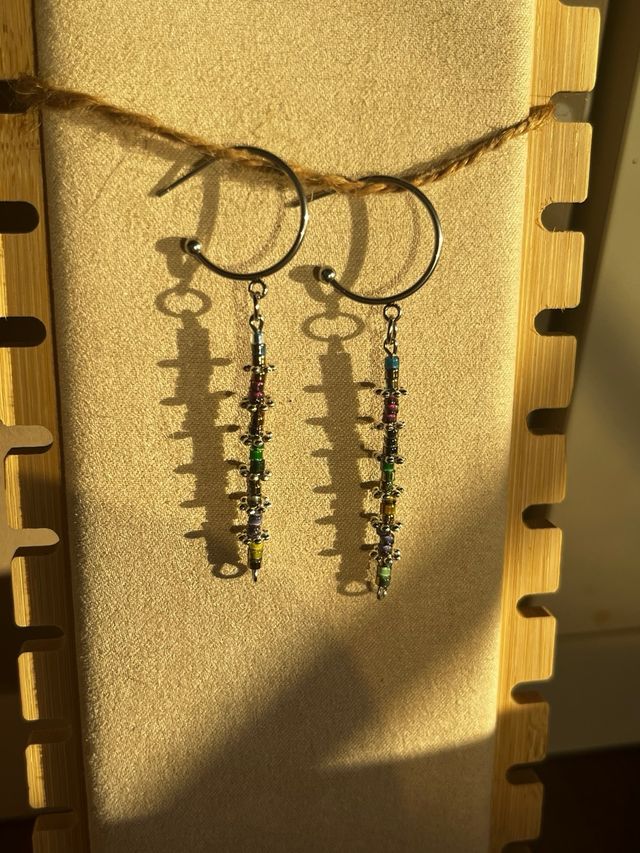Pendientes artesanales con argolla, tono arcoiris