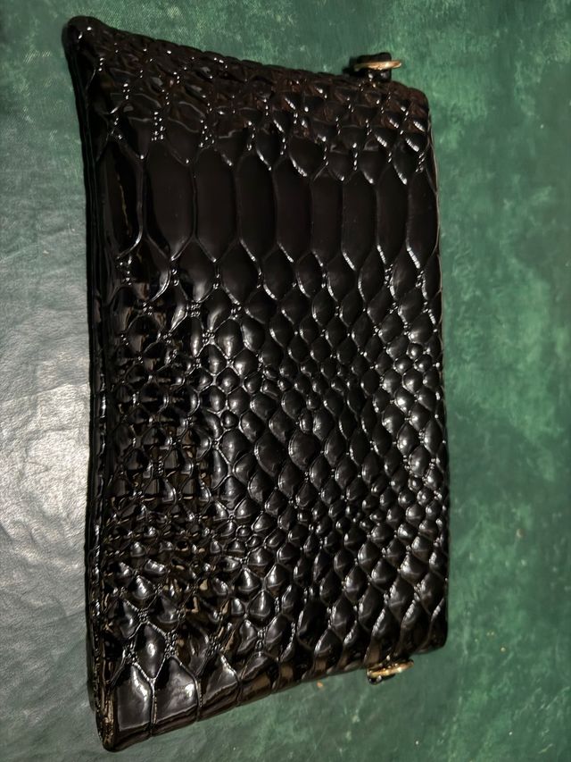 Bolso negro efecto piel serpiente