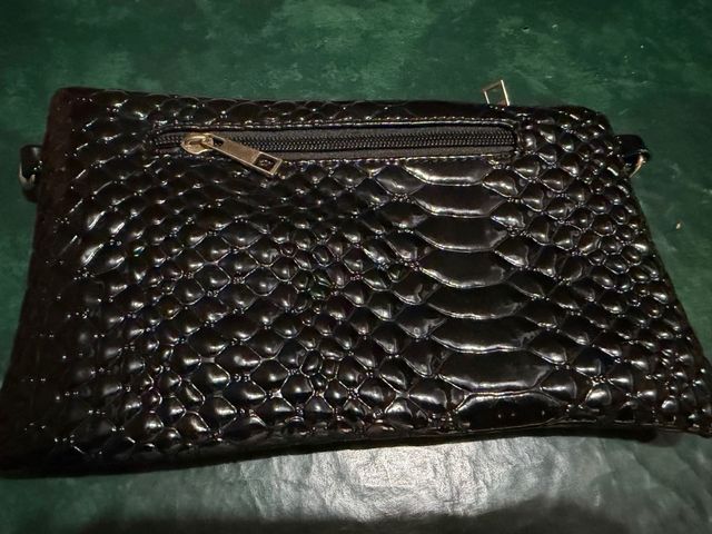 Bolso negro efecto piel serpiente