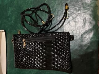 Bolso negro efecto piel serpiente