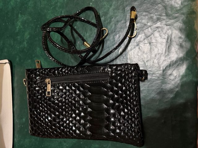 Bolso negro efecto piel serpiente