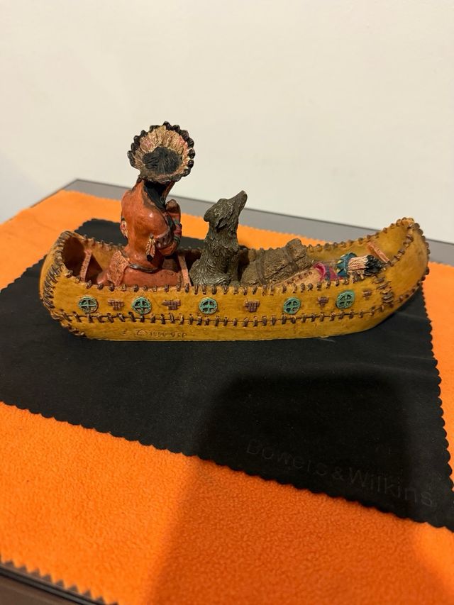 Figura Canoa Nativo Americano con Oso