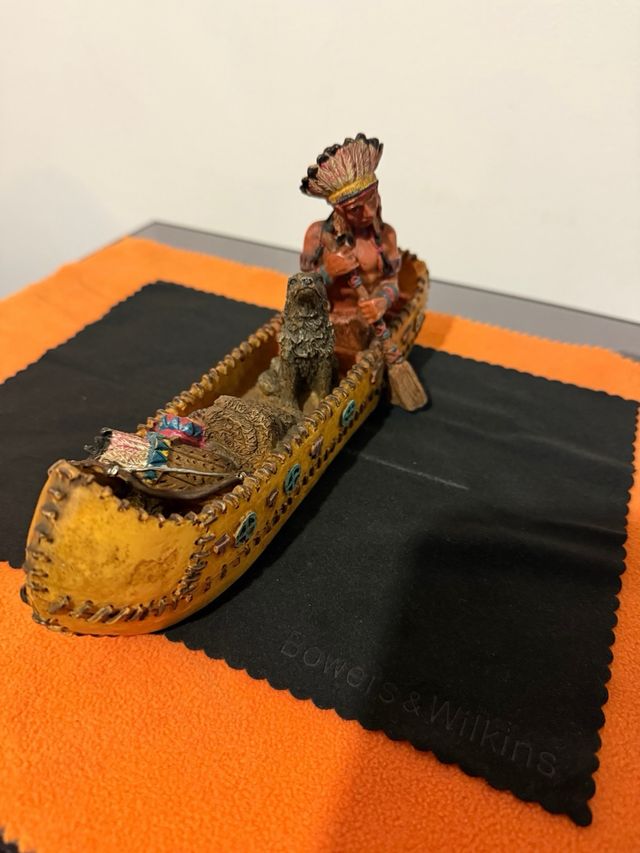 Figura Canoa Nativo Americano con Oso