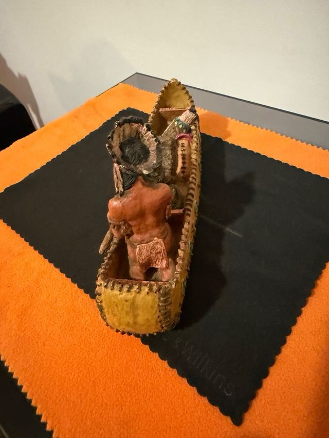 Figura Canoa Nativo Americano con Oso
