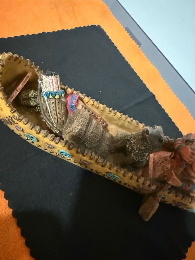 Figura Canoa Nativo Americano con Oso