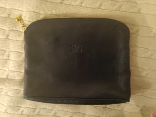 Cartera Negra con Logo y Colgante Dorado de Acosta