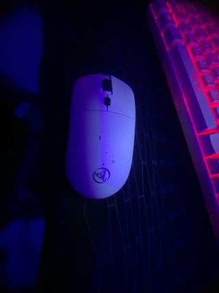 Ratón Gaming Blanco y Morado