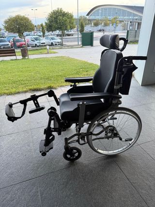Silla de ruedas para personas con poca movilidad.0
