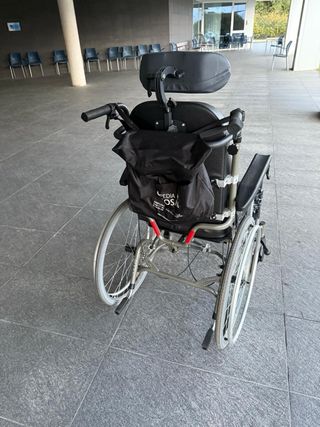 Silla de ruedas para personas con poca movilidad.0